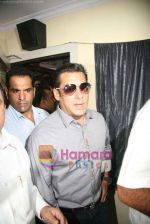 Salman Khan at Milind Deora_s computer institute donation i Byculla on 18th Oct 2010 (11).JPG